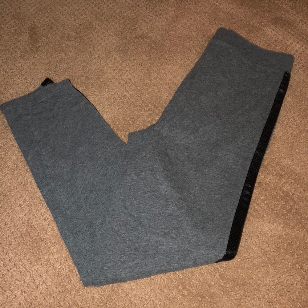 Grey Leggings Victoria’s Secret -Pink Leather side